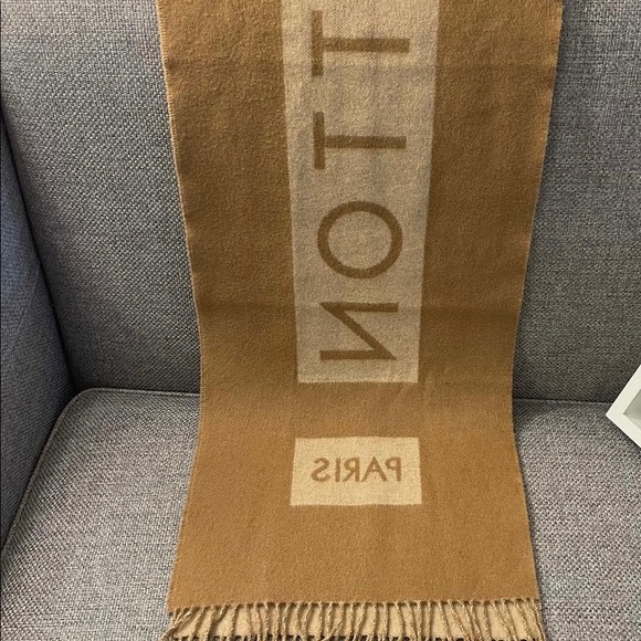 - SOLD- Louis Vuitton 100% cashmere scarf - Picture 8 of 8